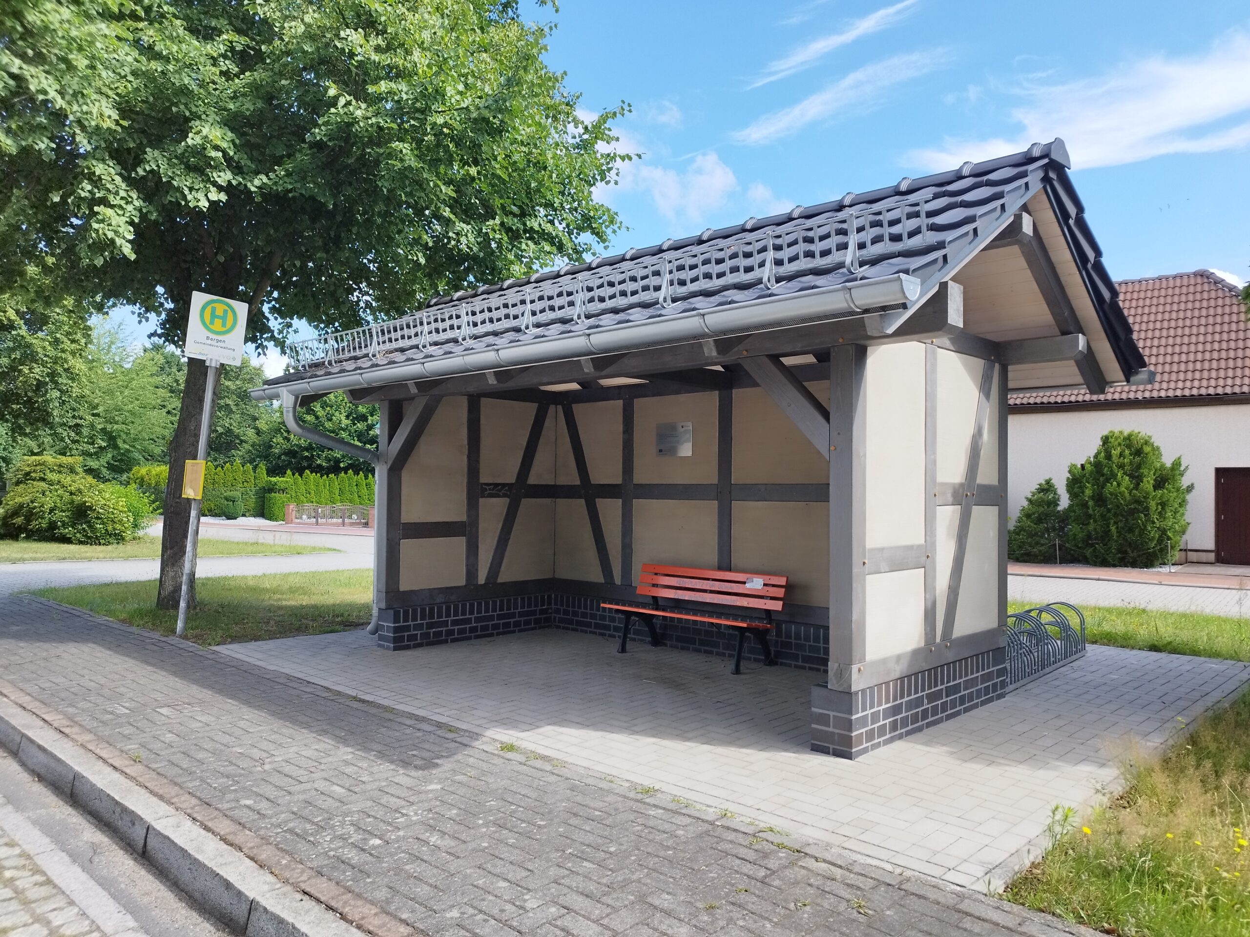 Neubau Buswartehäuschen Bergen